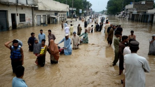 Rreth 100 mijë njerëz evakuohen në Pakistan për shkak të përmbytjeve