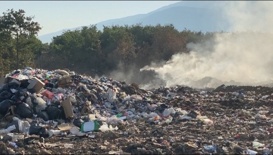 Fusha e mbetjeve urbane në Kukës prej 17 ditësh në flakë! Banorët: S’mbushemi dot me frymë