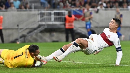 VIDEO/ 'Takat' në kokën e portierit, Cristiano Ronaldo falet nga arbitri! Sulmuesi ishte për karton 'të zi'