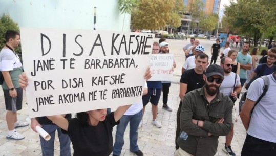 Lëvizja Bashkë protestë para parlamentit: Të miratohet minimumi jetik, po i bëni pagat e anëtarëve të Gjykatës Kushtetuese sa 100-fishi i pensionit