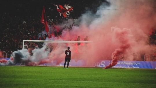 Aktet e dhunës dhe gjoba e UEFA-s për Kombëtaren, FSHF përjashton nga stadiumet shqiptare pesë tifozë (EMRAT)