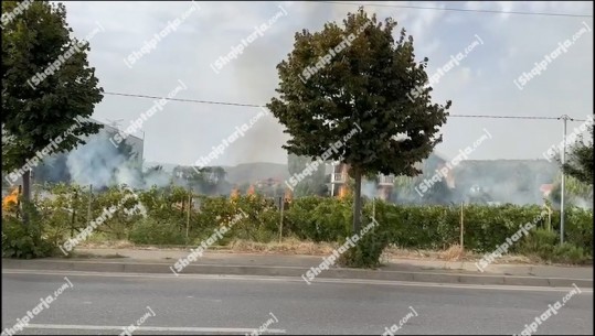 Zjarr në hyrje të qytetit të Lezhës, flakët rrezikojnë një fabrikë këpucësh