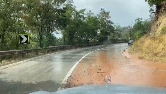 Gurë dhe baltë prej shiut në aksin Elbasan-Librazhd, dëmtohen disa mjete nga rënia e inerteve