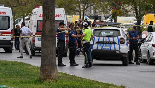 VIDEO/ Turqi, të shtëna me armë jashtë gjykatës së Izmirit! Një i vdekur dhe tre të plagosur