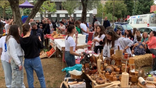 Panairi i 16-të, rikthehet festa e ëmbëlsirave në Maliq! Ekspozohen mjalti dhe prodhimet bio të zonës 