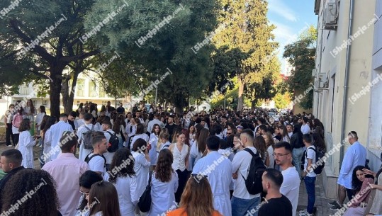 Viti i ri akademik, Mjekësia bojkoton mësimin! Studentët protestë kundër punësimit me detyrim: Ligjin e çojmë në Kushtetuese, s'bëjmë kompromise