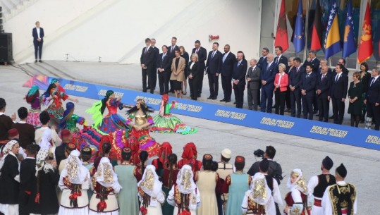 VIDEOLAJM/ Samiti i Procesit të Berlinit ‘oaz' traditash! Shfaqje me këngë e valle nga të gjitha vendet e Ballkanit