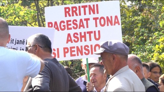 Të verbërit marshim për rritjen e pagës së paaftësisë, shoqata: S’jemi të verbër ndaj të drejtave tona! Agron Hita nga Fieri: S’përballojmë as jetesën minimale