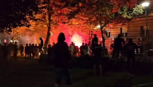 VIDEO/ Tifozët përplasen e shkaktojnë kaos në rrugë pas derbit Partizani - Tirana, ndërhyn policia! Ka dhe të ndaluar