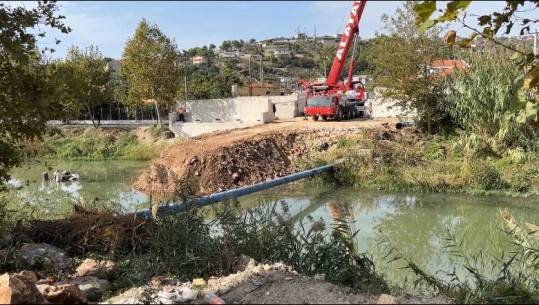 Lezhë, rindërtimi i urës mbi lumin Drin tremb banorët e një pallati: Jetojmë me frikë