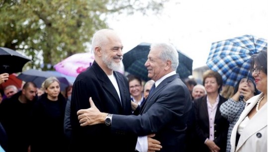 FOTO/ Inagurohet sheshi ‘Konstantinos Mitsotakis’ në Derviçan! I pranishëm edhe ish-ministri Avramopoulos