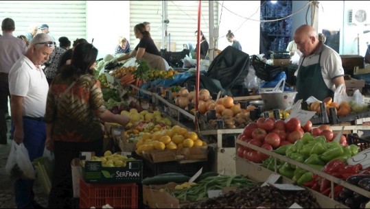 Tiranë/ Tregjet të zbrazura edhe të dielave, qytetarët: Gështenjat s'preken, 500 lekë/ kg! Ende si kemi provuar