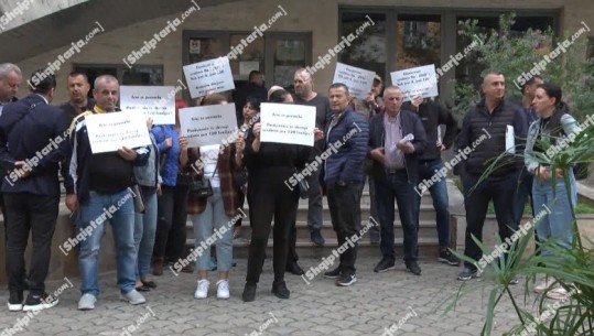 Tiranë/ Konflikti mes dy ndërtuesve lë jashtë 120 familje, banorët protestë para Prokurorisë: Të zbatohet vendimi i Apelit që na dha banesat  