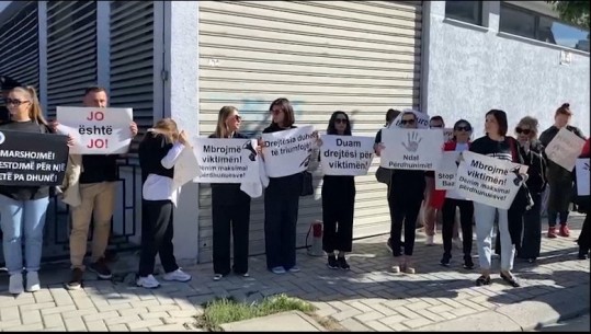 Vlorë/ 26 vjeçarja u përdhunua në grup! Shoqëria civile në protestë para prokurorisë, kërkojnë hetim të thellë dhe marrjen në mbrojtje të vajzës