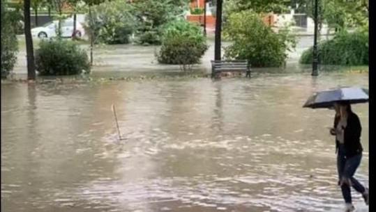 Meteorologët japin alarmin: Edhe nesër do të ketë stuhi të forta shiu, priten shkarkesa elektrike dhe breshër (Parashikimi për fundjavën)