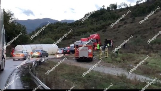 VIDEO/ Aksident në aksin Librazhd-Prrenjas, autoboti përplaset me makinën dhe përmbyset