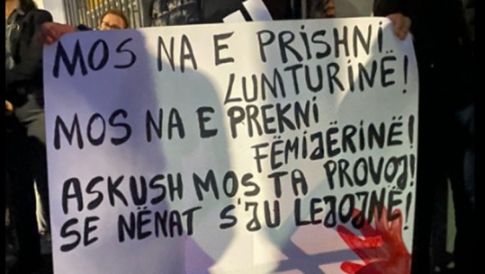 Dhunimi i vajzës 3-vjeçare në kopshtin privat ‘Stinët’, protestë në Tiranë, qytetarët marshojnë drejt Ministrisë së Brendshme