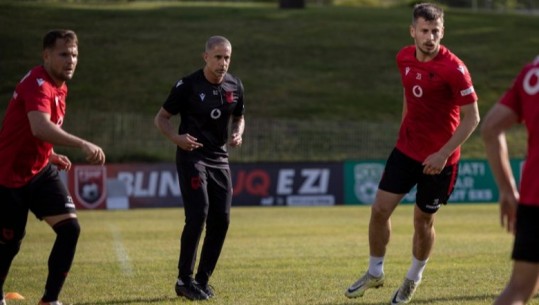 Sylvinho lë në tribunë Arbnor Muçollin kundër Moldavisë