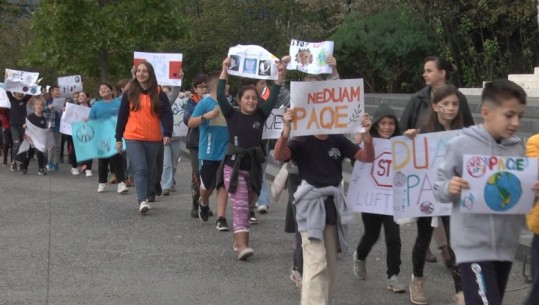 Lufta në Gaza, efekte te fëmijët! Të miturit përballen me skena lufte në media e shoqëri: Duam vetëm paqe! Psikologia: Pamjet e rënda ndikojnë negativisht 