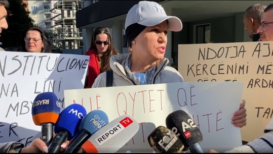 Një grup qytetarësh protestë për ndotjen në Elbasan: Institucionet të marrin masa, fëmijëve u rrezikohet jeta nga çlirimi i gazrave