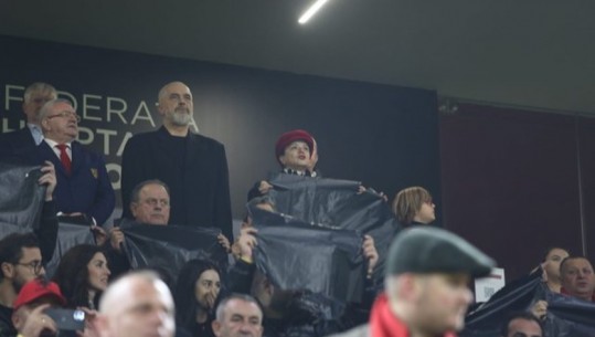 FOTO/ Edi Rama krah Dukës në stadium, Linda dhe Zaho pjesë e koreografisë