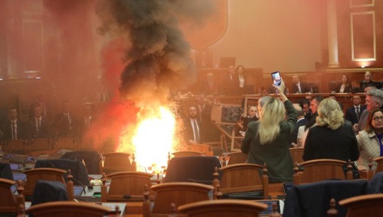 Tym e flakë në parlament, përjashtohen me 10 ditë nga Kuvendi Bardhi, Noka, Nallbati dhe Hoxha! 'Falen' dy deputete, fshehën flakadanët në çantë (Emrat)