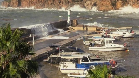 VIDEO/ Stuhitë në Antalia shkaktojnë probleme në zonën bregdetare