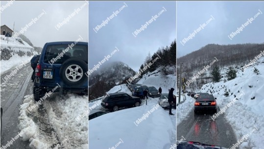 VIDEO/ Me makina pa zinxhirë drejt Thethit të zbardhur nga dëbora, 'aventurierët' bllokohen për një orë në Qafë Thorë