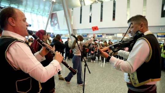 Aeroporti Ndërkombëtar i Tiranës vishet kuq e zi për 111 vjetorin e Pavarësisë së Shqipërisë