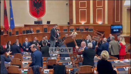 VIDEO /Ervin Salianji si ‘triumfator’ në majë të pirgut me karrige