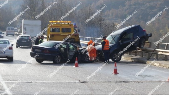 Librazhd/ Dy makina përplasen ‘kokë më kokë’ në fshatin Qukës, 6 të plagosur (VIDEO)