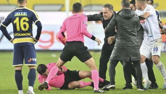 VIDEO/ Grusht arbitrit nga presidenti i klubit, ndërpritet pa afat Superliga e Turqisë