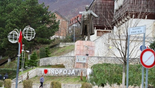 Ministri i Brendshëm takohet me kryebashkiakun e Bajram Currit: 200 mijë vizitorë brenda këtij viti në këtë zonë