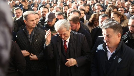 Deputetët e Gazment Bardhit bojkotojnë protestën e Berishës