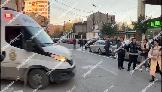 Vrasja brenda qelisë/ 11 zyrtarë të burgut të Peqinit u lanë në burg, familjarët shpërthejnë në lot para Gjykatës (Video)