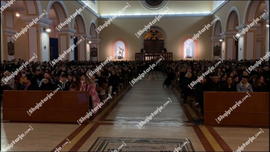 VIDEO/ Kremtohet Krishtlindja në Shkodër, katedralja mbushet me besimtarë, Imzot Massafra mesazhe për paqen