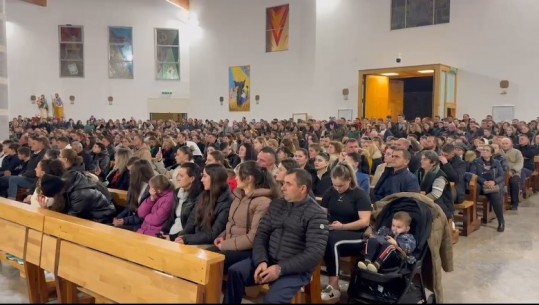 Krishtlindja kremtohet edhe ne Lezhë, qindra besimtarë i bashkohen ritualit fetar në katedralen e Shën Nikollit