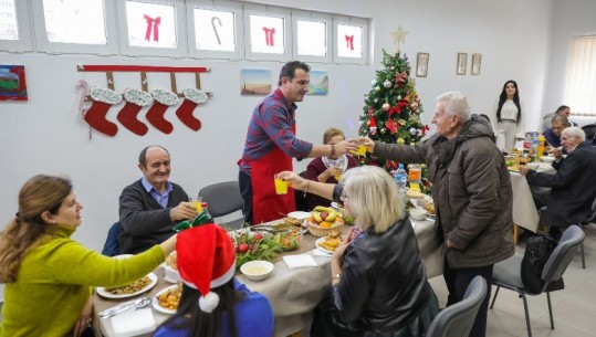 Veliaj shërben drekën e Krishtlindjes për të moshuarit dhe njerëzit në nevojë: Po të jemi bashkë do të kemi qytetin që kemi ëndërruar