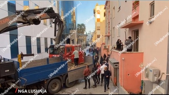 Zjarri në qendrën tregtare në Lushnjë, në ndihmë shkon vinçi për te evakuuar qytetarët e bllokuar