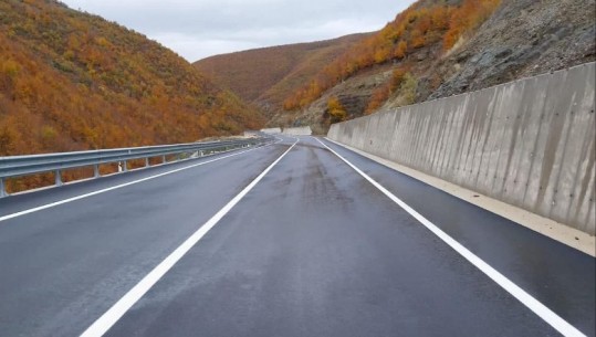 FOTO/ Përfundojnë 10.5 km në Lotin 2 të rrugës Qukës-Qafë Plloçë