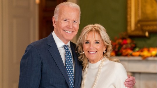 VIDEO/ Presidenti Biden 'i shoqëruar' jashtë skenës nga Jill Biden, rindizet debati për moshën përpara zgjedhjeve në SHBA