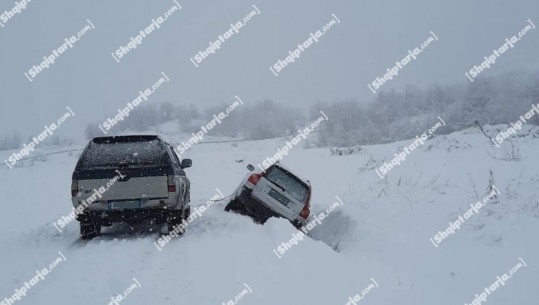 Korçë/ Ngecën në mes të dëborës nga stuhia, zhbllokohen dy 'xhipat' në Mashkullorë (Video)