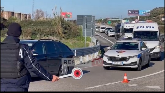 VIDEO/ Blindohet Vlora, ‘buzëderri’ nga burgu mbërrin në varrimin e djalit