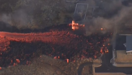 VIDEO/ Momenti kur lava e vullkanit vërshon nëpër rrugë dhe i vë zjarrin një shtëpie në Islandë