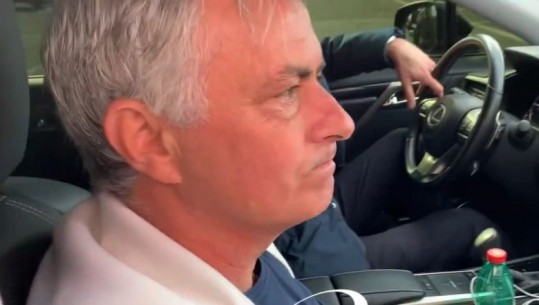 VIDEO/ Mourinho në lot pas shkarkimit nga Roma, tifozët këndojnë emrin e tij në kor: Tirana do jetë përgjithmonë