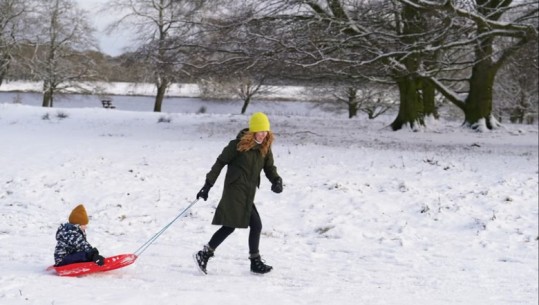 Moti ekstrem në Britani, temperaturat shkojnë minus 13 gradë