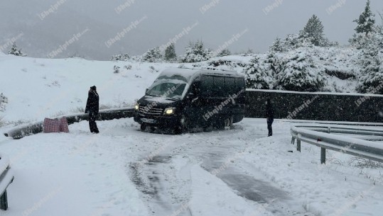 Trashësia e dëborës arrin deri në 50 cm, ARRSH njoftim për gjendjen e rrugëve: Ka prezencë të orteqeve