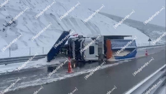 VIDEO/ Përmbyset borëpastruesja në Rrugën e Kombit