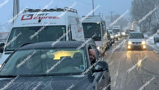 Borë në rrugë, bllokohet qarkullimi në aksin Prrenjas-Qafë Thanë, ka trafik të rënduar