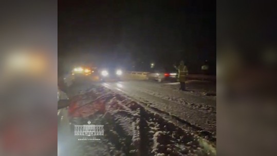 Bllokohen edhe 5 makina të tjera në aksin rrugor të Iballës në Pukë! Fushe-Arrëzi vijon të jetë i izoluar